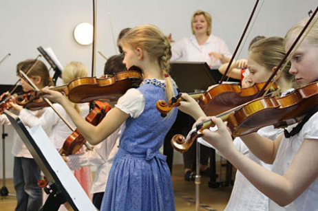 junge Mädchen geben ein Violinkonzert