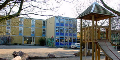 Schulhof und Spielplatz der Ghs Theodort Heuss