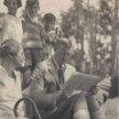 Wanderpause: Erna und Otto Flake sitzend, Otto Flake hält ein Schriftstück in der Hand. Dahinter stehen die drei Kinder von Fam. Fischer