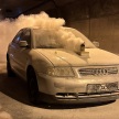 Ein dampfendes Auto steht in einem Tunnel.