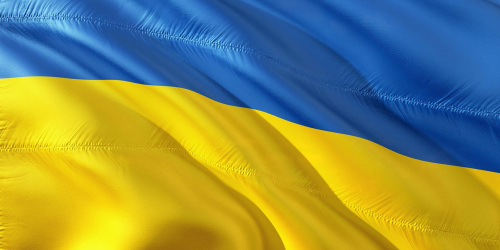 Eine wehende Ukrainische Flagge.
