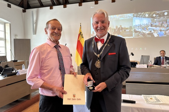 OB Späth (rechts) überreicht Heinz Gehri (links) die Goldene Ehrenmedaille der Stadt Baden-Baden. 