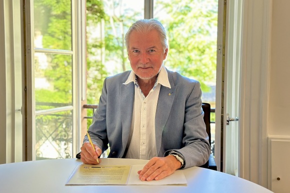 Oberbürgermeister Dietmar Späth unterzeichnet den vierten Klimaschutzpakt. unterzeichnet. 