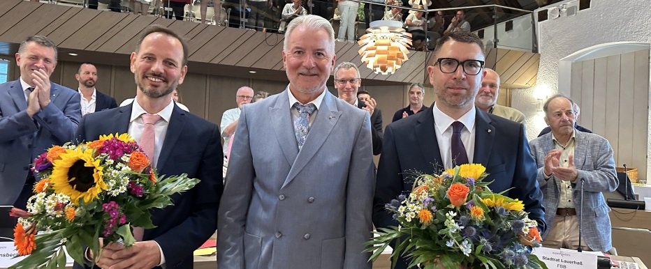 Alexander Wieland, OB Dietmar Späth und Tobias Krammerbauer stehen im Gemeinderatssaal. 