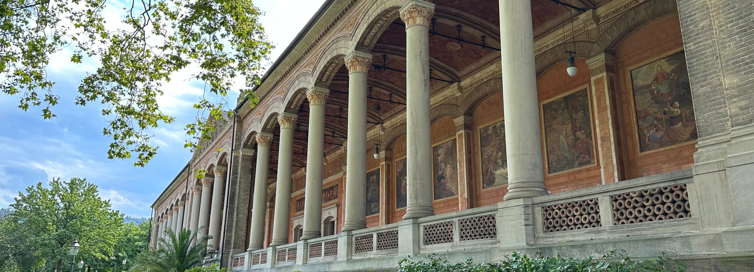 Trinkhalle seitlich.